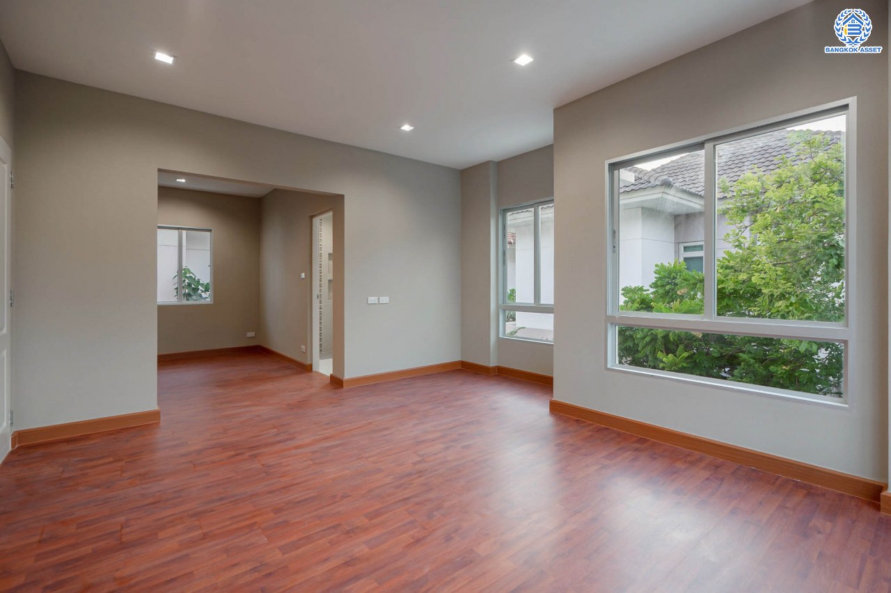 บ้านมือสองตกแต่งใหม่ โครงการ ไลฟ์บางกอกบูเลอวาร์ด ราชพฤกษ์-รัตนาธิเบศร์ เนื้อที่ 63 ตร.ว. ดีไซน์ตอบทุกไลฟ์สไตล์ ฟังก์ชัน 3 ห้องนอน 5 ห้องน้ำ 1 ห้องแม่บ้าน จอดรถได้ 2 คัน บนทำเลติดถนนราชพฤกษ์ ใกล้โรงเรียนเด่นหล้า  ห้าง Robinson Lifestyle Ratchaphruek เชื่อมต่อทุกเส้นทาง ใกล้รถไฟฟ้าสายสีชมพู "สถานีปากเกร็ด" และจุดขึ้นทางด่วน "ศรีรัช"